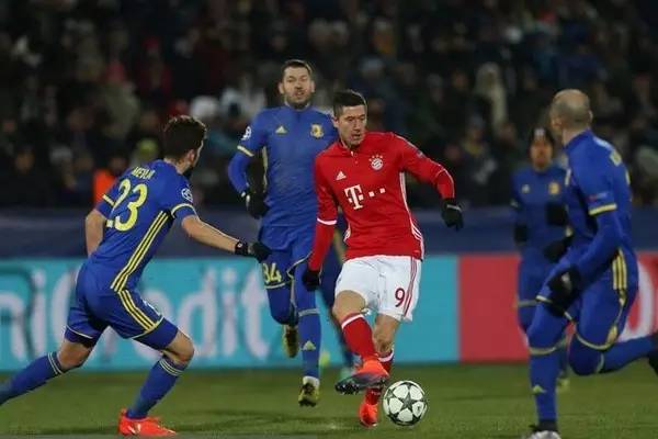 随着全球足 随着全球足