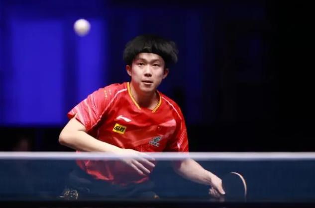 他在替补席 他在替补席